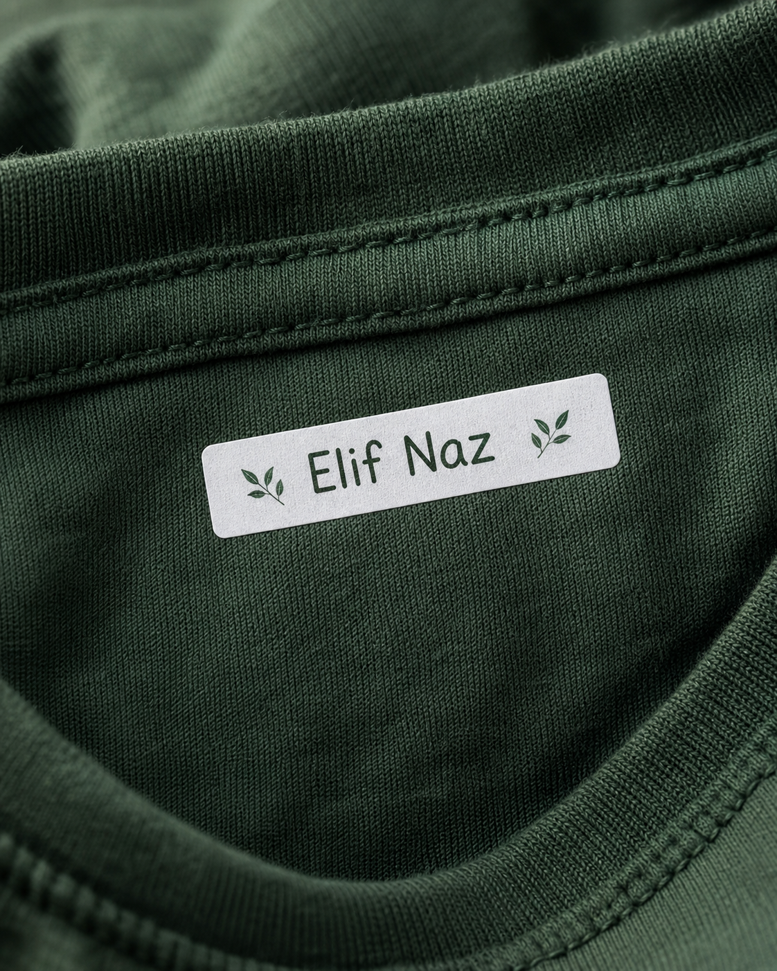 Kıyafet içinde ince yapılı kişiye özel ütüyle yapışan isim etiketi