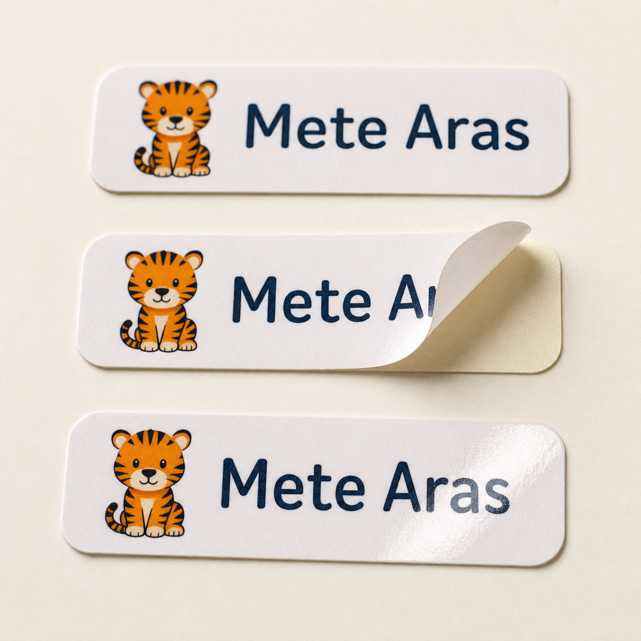 Yapışkanlı kâğıt taban ve şeffaf koruyucu soğuk laminasyon yakın planı